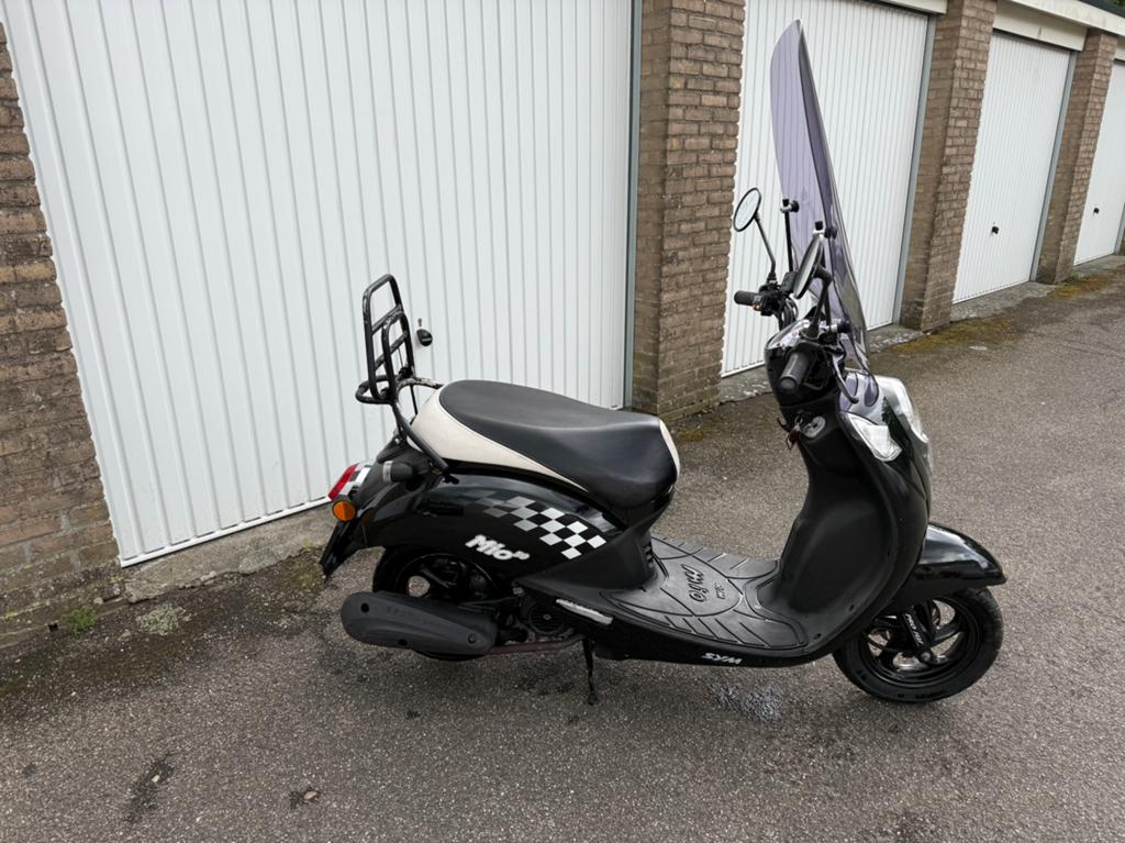 Sym mio zwart sport 25km snor blauw kenteken 9800km, Ophalen, Zo goed als nieuw, Benzine, Mio