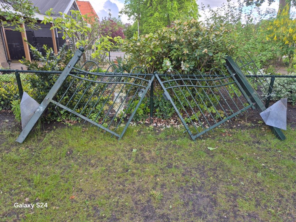 Groen sierhekwerk met poort - Gebruikt, Tuin en Terras, Tuinhekken en Hekwerk, Ophalen, Met poort, Gebruikt, Sierhekwerk
