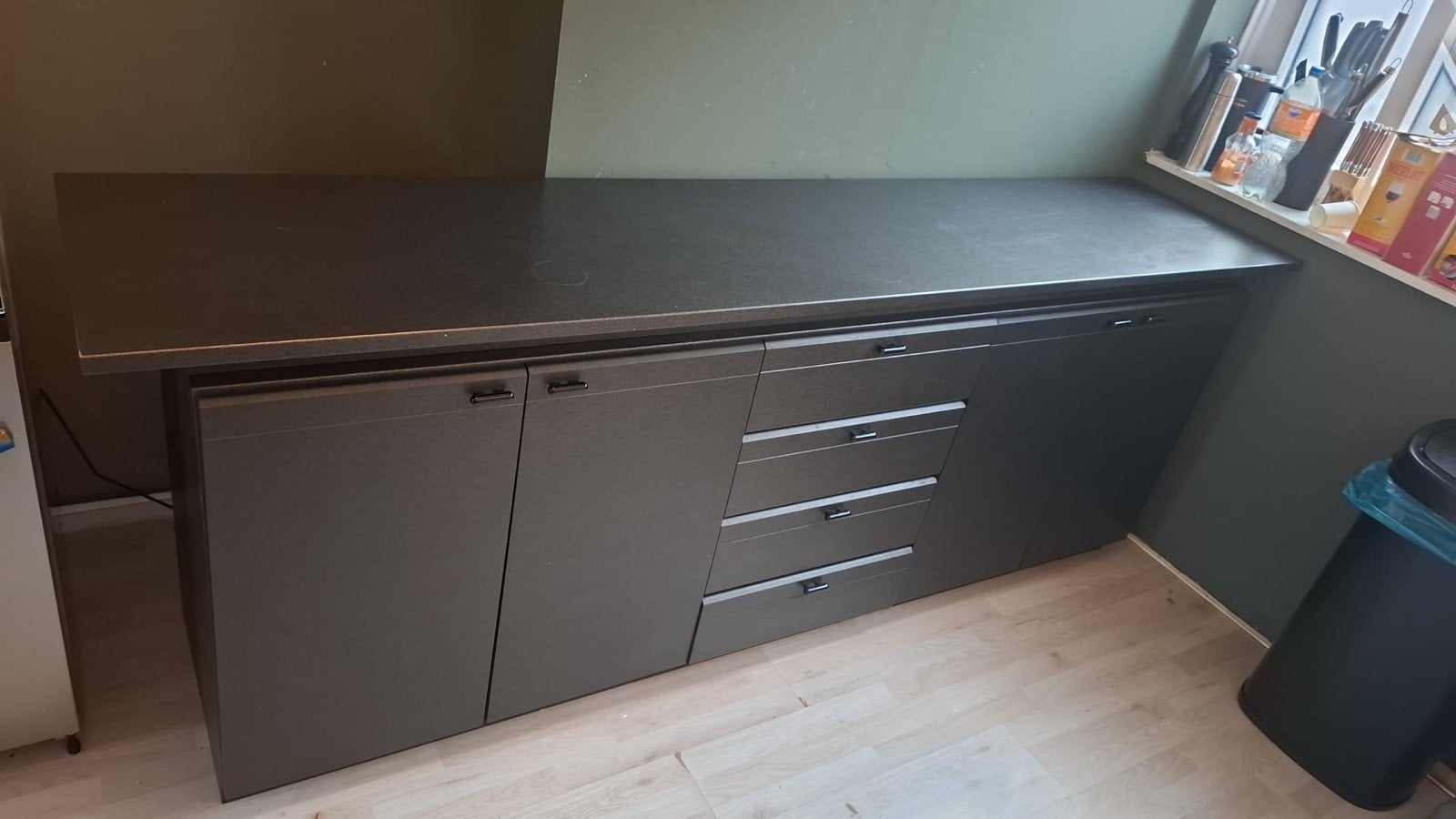 Moderne dressoir (zwart)met lades en deuren, Huis en Inrichting, Kasten | Dressoirs, Ophalen, Overige materialen, Gebruikt, 200 cm of meer