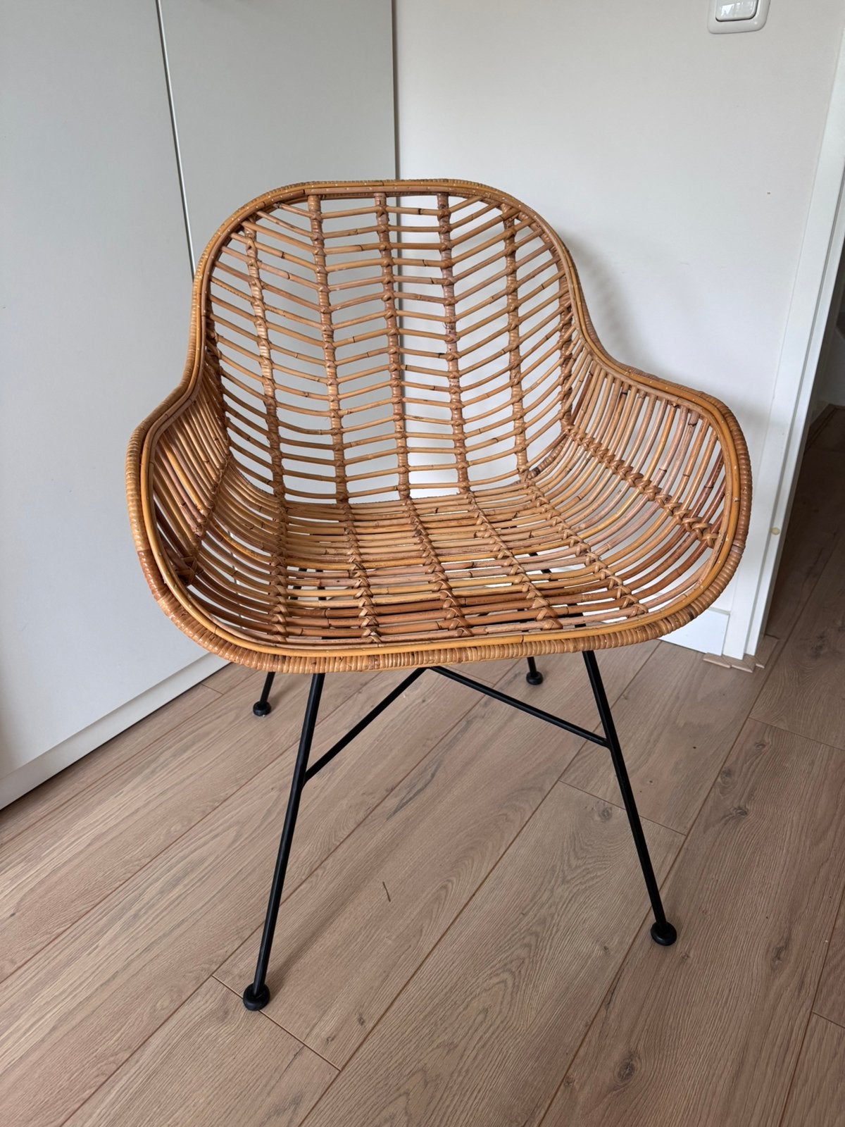 Rotan stoel met metalen onderstel, Ophalen, Gebruikt, Bruin, Riet of Rotan