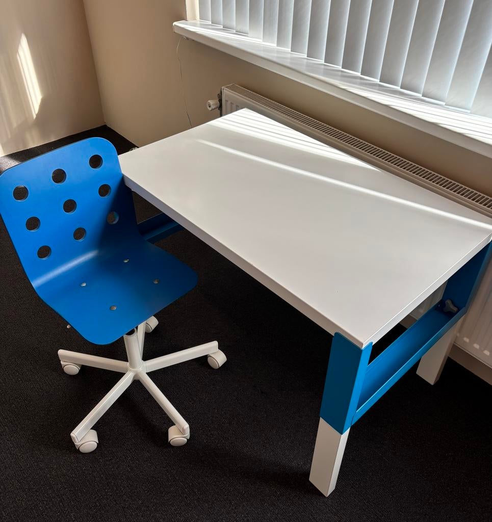 Kinder bureau met stoel (Ikea), Huis en Inrichting, Bureaus, Gebruikt, In hoogte verstelbaar, Ophalen