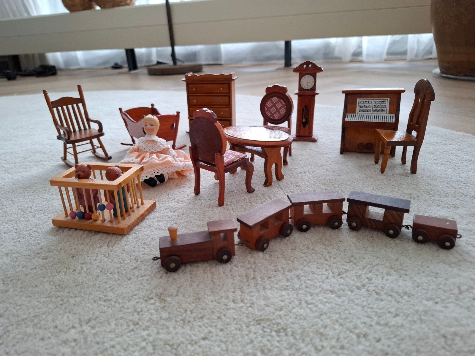 Vintage poppenhuismeubels en pop met trein, Ophalen of Verzenden, Toebehoren