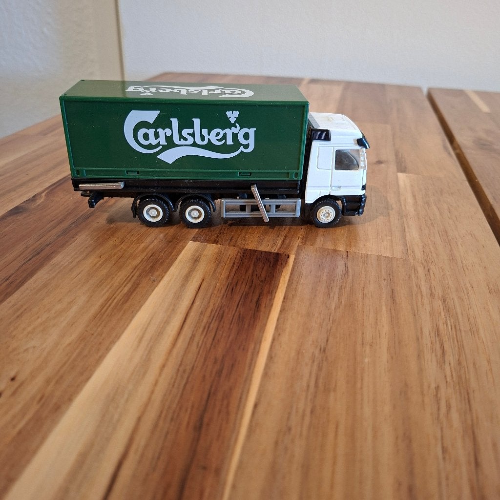 Carlsberg vrachtwagen miniatuur MERCEDES BENZ 6 X 2 NIEUW., Ophalen of Verzenden, Nieuw, Overige typen, Overige merken
