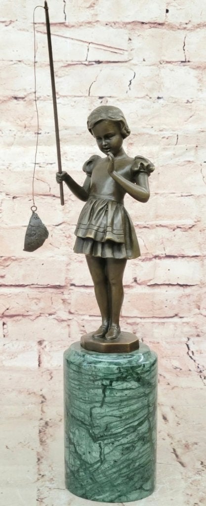 Bronzen beeld vissend meisje gemerkt, Antiek en Kunst, Ophalen, Brons