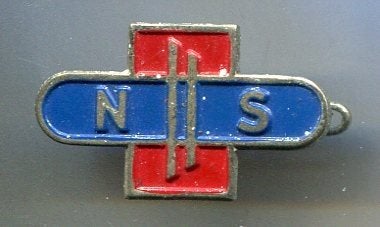 NS logo zilverkleurig trein broche ( J_053), Verzenden, Zo goed als nieuw, Transport, Speldje of Pin