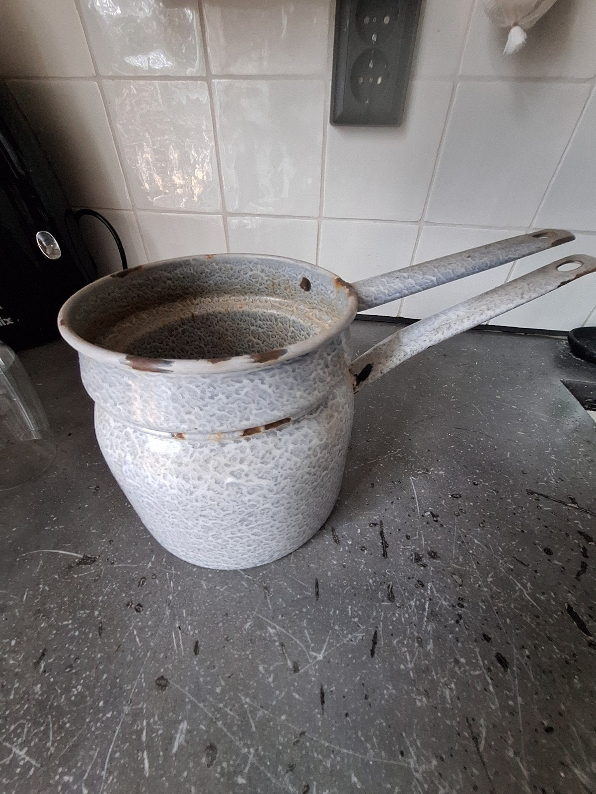 Grijsgewolkte ëmaille warmhoudpannetjes, Ophalen