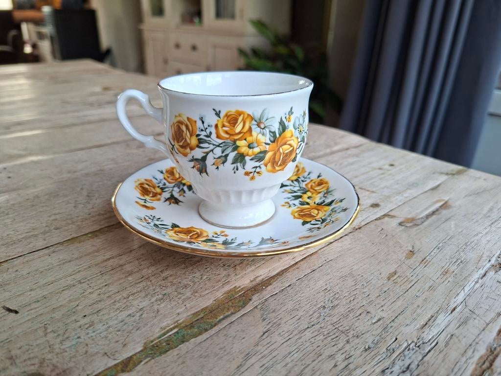 Royal Vale kop en schotel met gele rozen, Ophalen of Verzenden