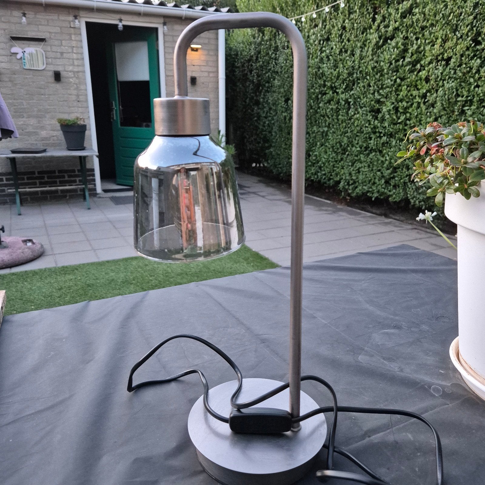 tafellamp met glazen kap en metalen voet, Ophalen, Met schakelaar, E27 (groot), Zo goed als nieuw