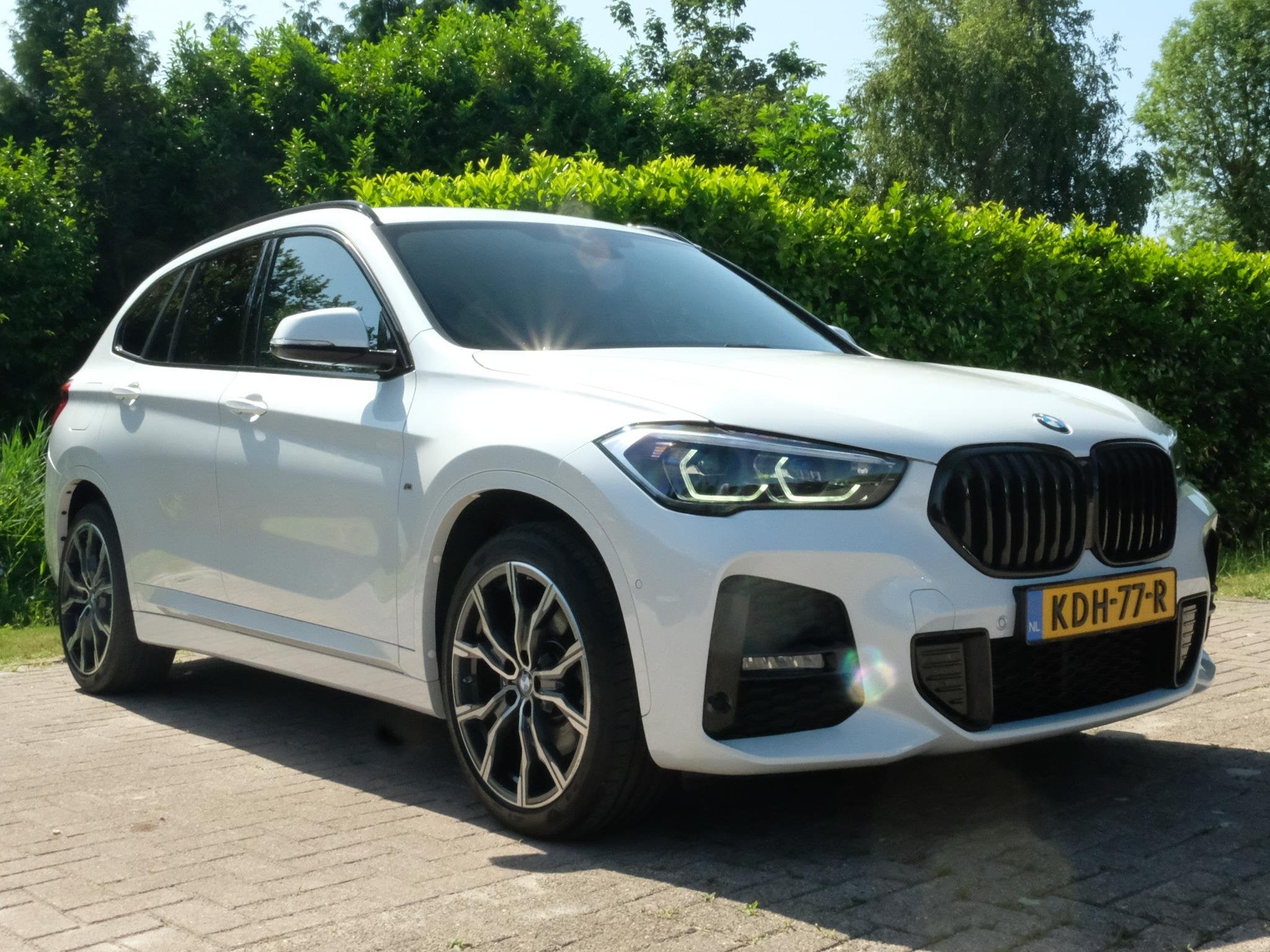 BMW X1 xDrive25e M Sport 220 PK | M-Sport | Trekhaak | 19 in, Auto's, BMW, Stof, Gebruikt, Automatische klimaatregeling, Wit