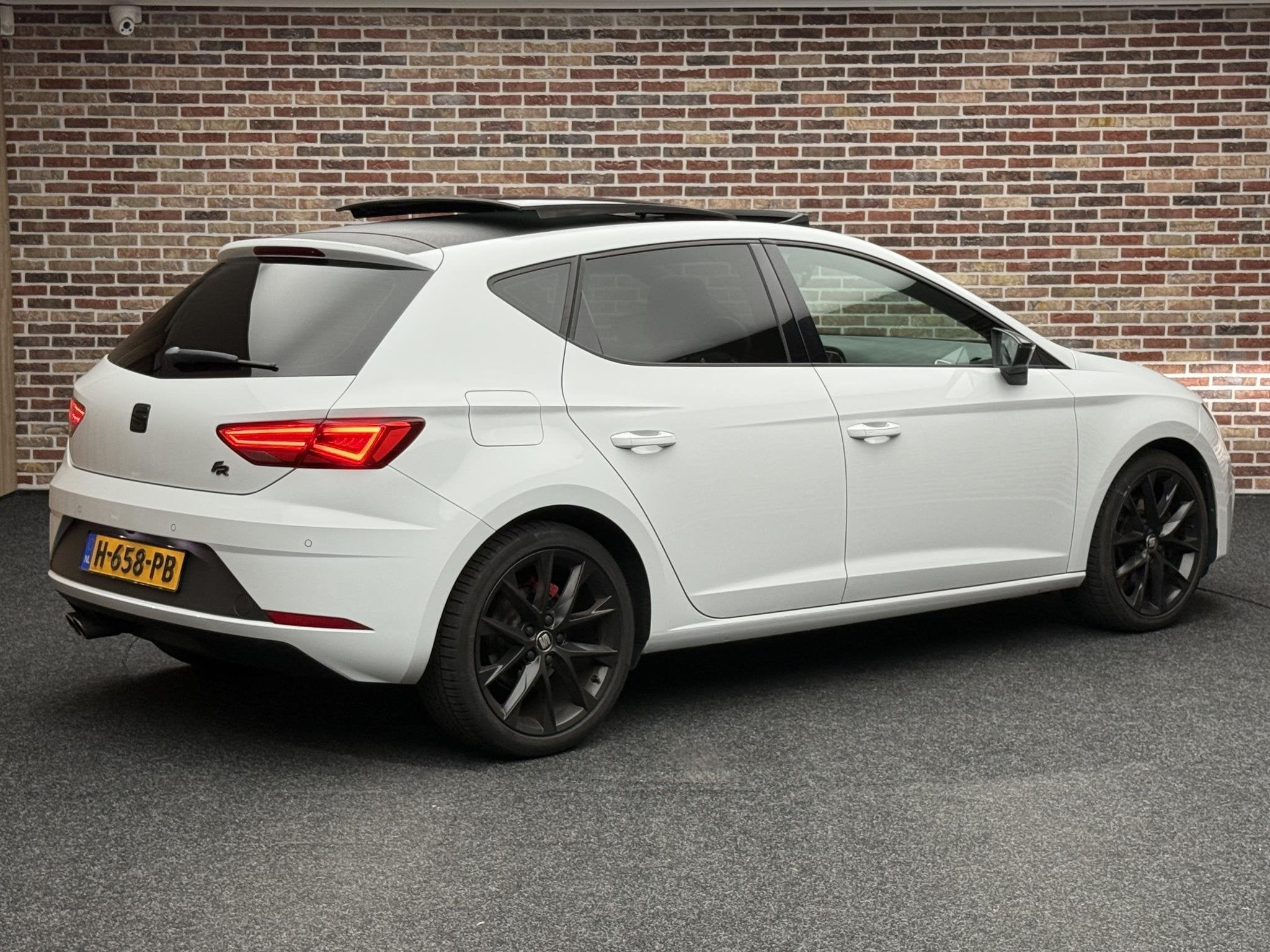 SEAT Leon 1.5 TSI FR Ultimate Edition Black | Pano | Camera, Euro 6, 4 cilinders, 150 pk, Wit