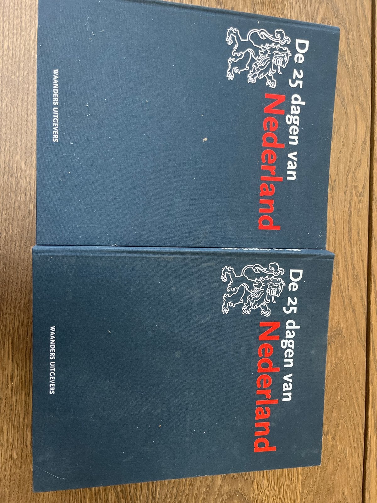 De 25 dagen van Nederland - Deel 1 en 2, Boeken, Ophalen of Verzenden, 20e eeuw of later, Gelezen