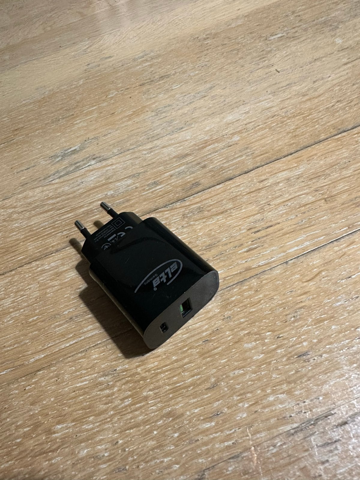 ELTA USB-oplader - Zwart, Ophalen of Verzenden, Gebruikt
