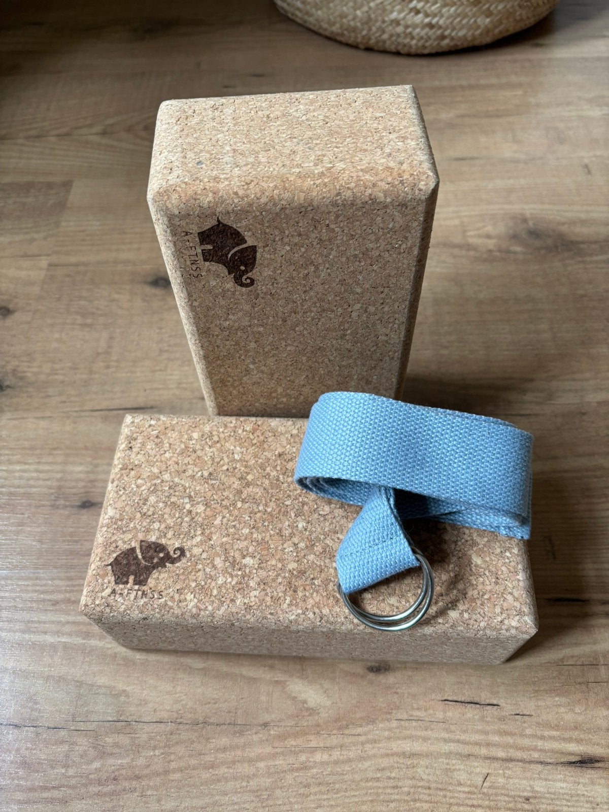 Twee yogablokken en een yogariem, Sport en Fitness, Yoga en Pilates, Ophalen of Verzenden, Zo goed als nieuw, Yoga-accessoire