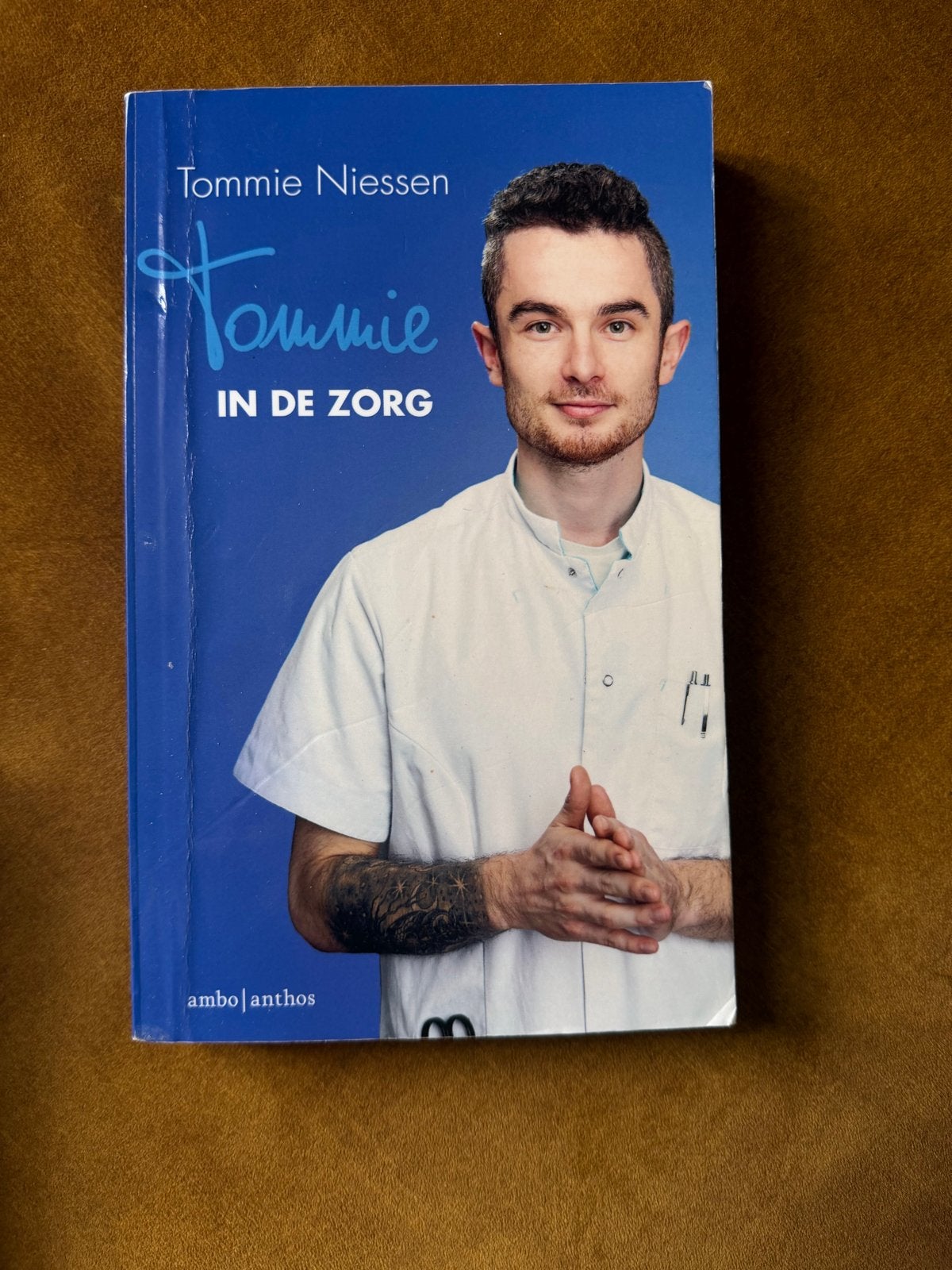 Tommie in de Zorg - Een eerlijk kijkje achter de schermen, Ophalen of Verzenden, Gelezen, Overige typen