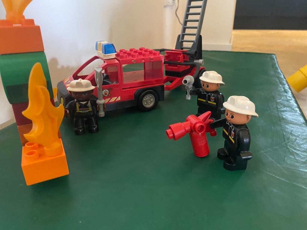 Lego Duplo brandweerkazerne met brandweerauto en figuren, Ophalen, Inclusief minifiguren, Gebruikt, Overige thema's