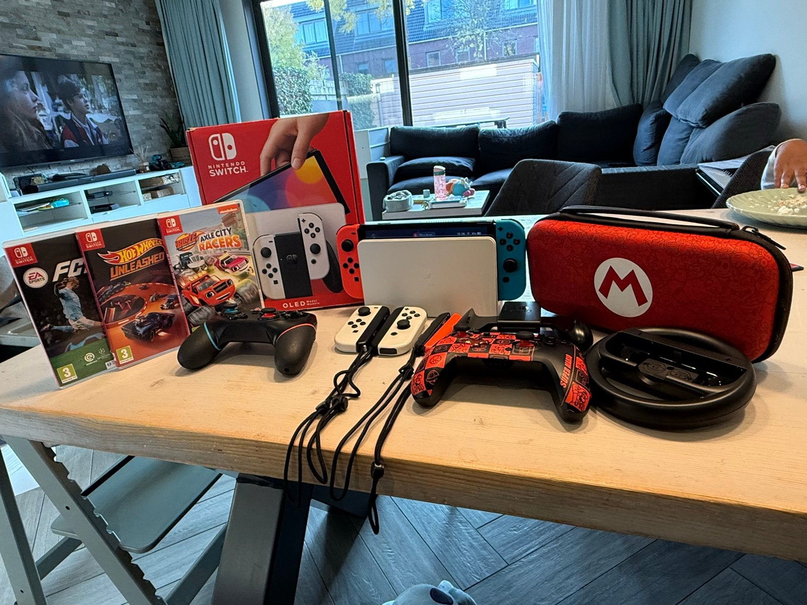 Nintendo Switch OLED met extra controllers en games, Spelcomputers en Games, Met games, Zo goed als nieuw, Met 3 controllers of meer