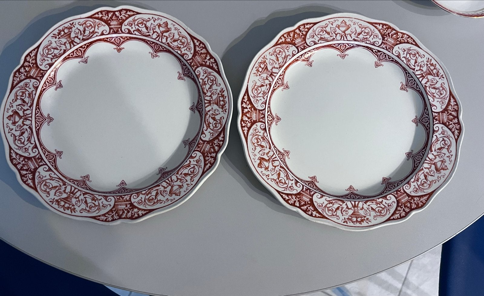 Wedgwood borden met rood decor - set van 2  February 1861, Ophalen