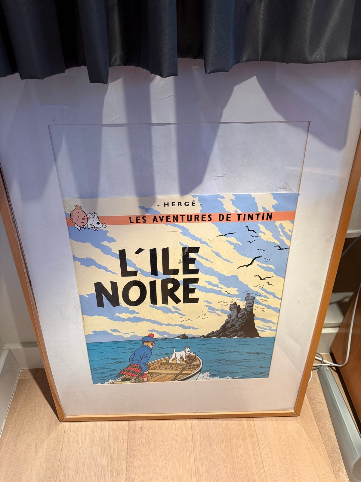 Twee ingelijste Kuifje posters - L'île Noire & Tintin en Amé, Verzamelen, Posters, Ophalen, Met lijst, Deurposter of groter, Film en Tv