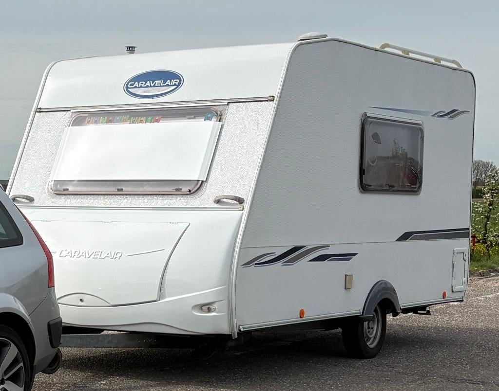 Aangeboden een nette Caravelair Antarès Luxe "Sporting" 400, Caravans en Kamperen, Caravans, Treinzit, Particulier, 500 - 750 kg
