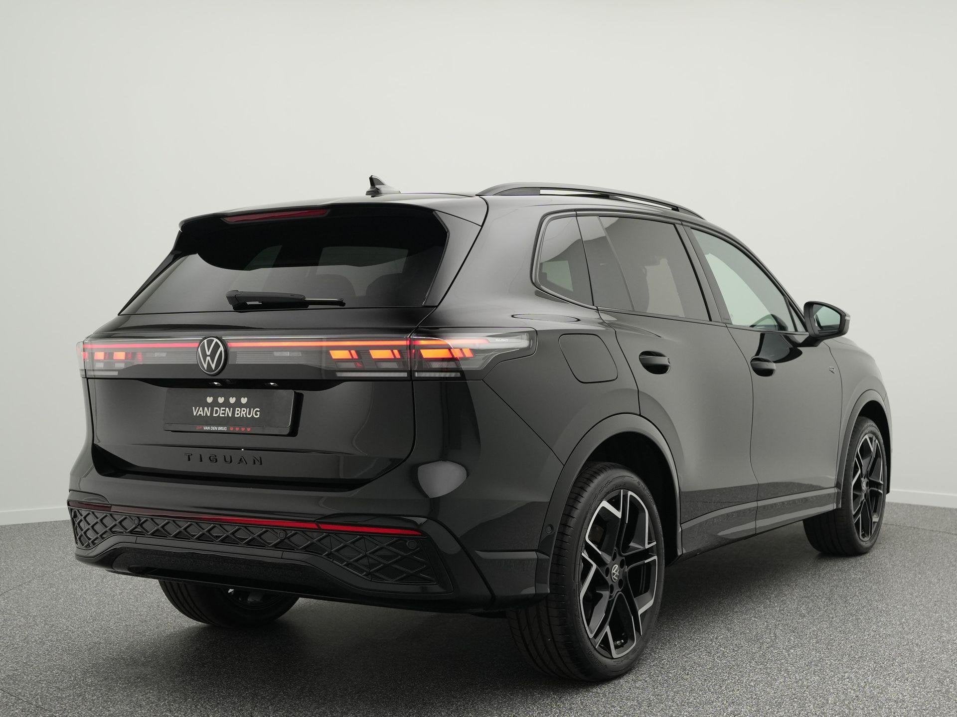 Volkswagen Tiguan 1.5 eHybrid 272PK R-Line Edition | Panoram, Auto's, Volkswagen, 4 cilinders, 2000 kg, 150 min, Zwart