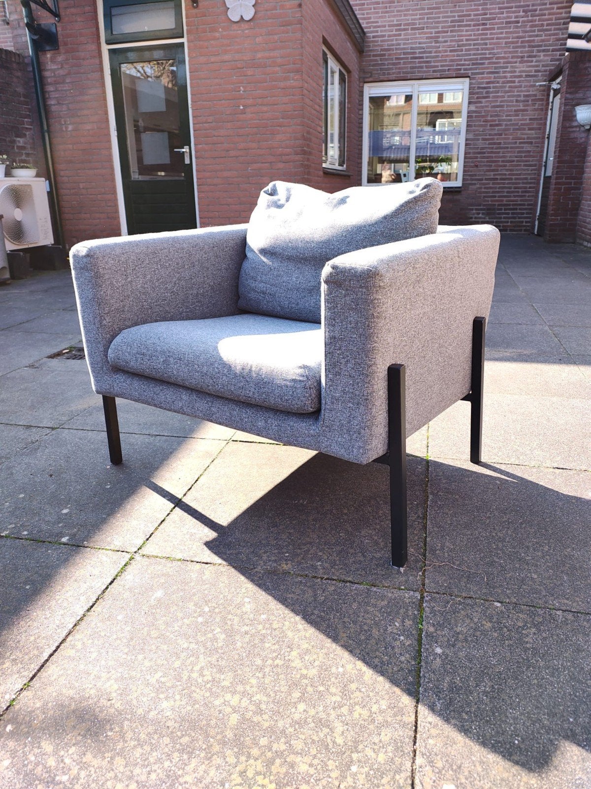 Moderne grijze fauteuil met metalen poten, Ophalen, 75 tot 100 cm, Zo goed als nieuw, Stof