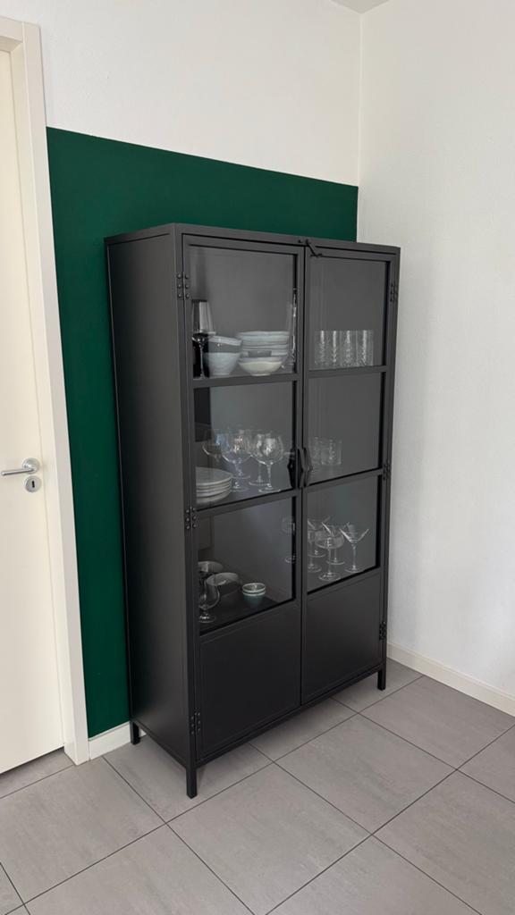 Glazen vitrinekast met metalen frame - Zwart, Huis en Inrichting, Kasten | Vitrinekasten, Ophalen, 50 tot 100 cm, 150 tot 200 cm