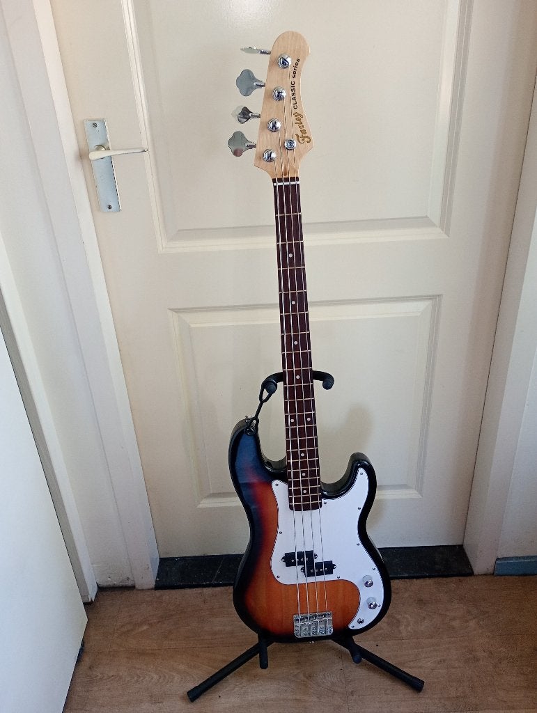Te koop basgitaar, Muziek en Instrumenten, Snaarinstrumenten | Gitaren | Bas, Ophalen, Zo goed als nieuw, Elektrisch