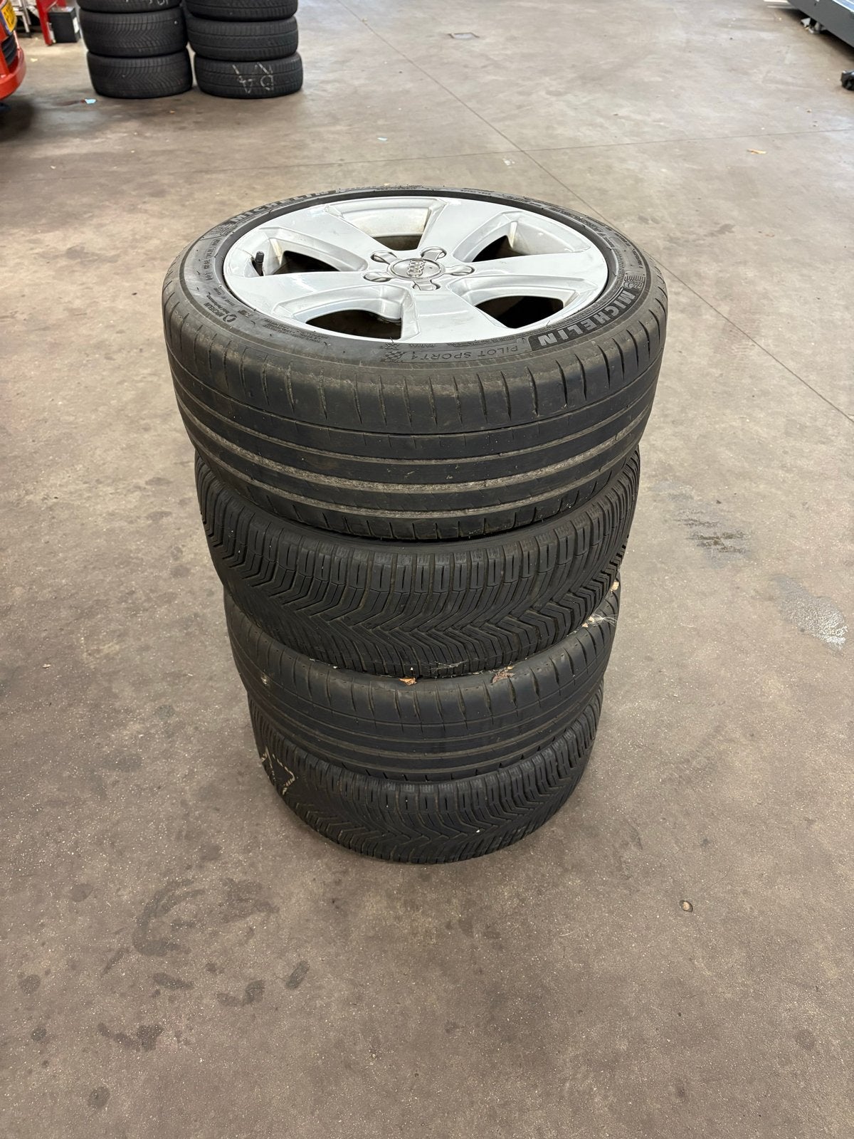 Audi 17 inch velgen met Michelin banden 225/45 R17, Ophalen, Gebruikt, Banden en Velgen, 17 inch