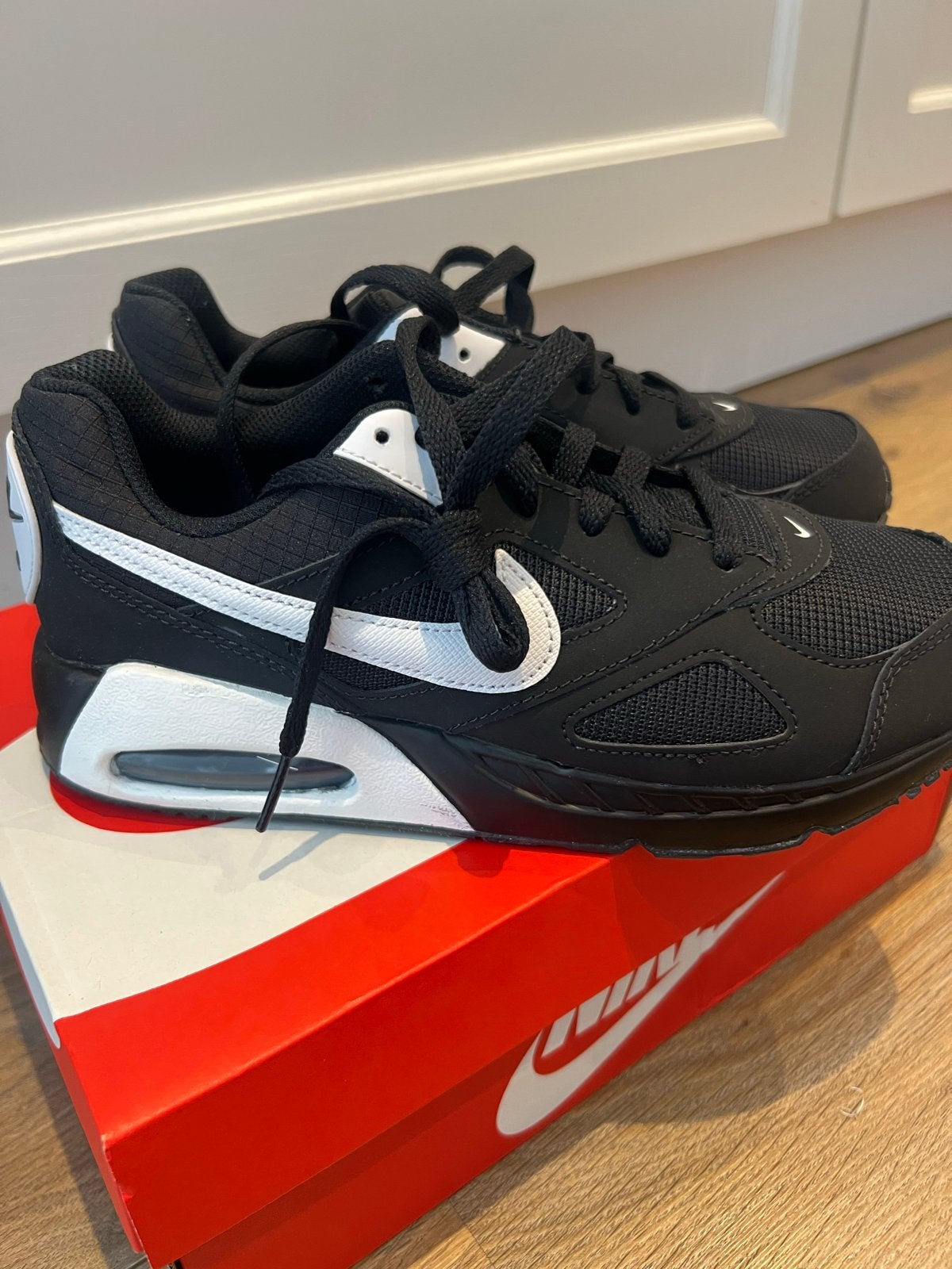 Nieuw in doos! Nike Air Max Ivo GS - Zwart/Wit, Kinderen en Baby's, Kinderkleding | Schoenen en Sokken, Ophalen of Verzenden, Nieuw