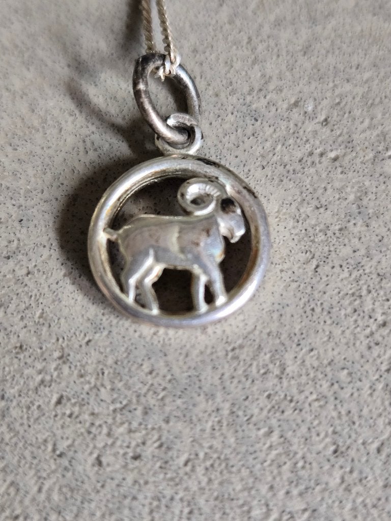 Sterrenbeeld hanger / bedel Ram handgemaakt 1975 zilver 835, Ophalen of Verzenden, Zo goed als nieuw, Zilver, Dier
