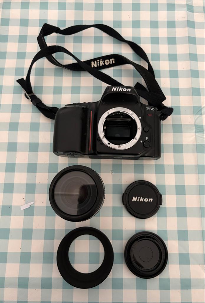 Nikon F50 (analoog) met 35-80mm lens, zonneklep en tas, Audio, Tv en Foto, Fotocamera's Analoog, Ophalen of Verzenden, Gebruikt