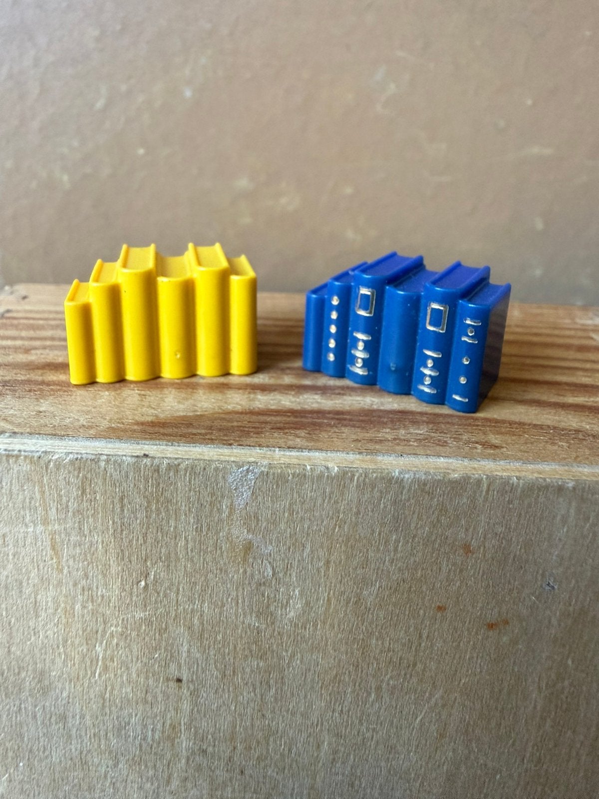 2x boek blok - hxbxd 1.3x2.1x1.3cm - kunststof, Ophalen of Verzenden, Zo goed als nieuw, Poppenhuis