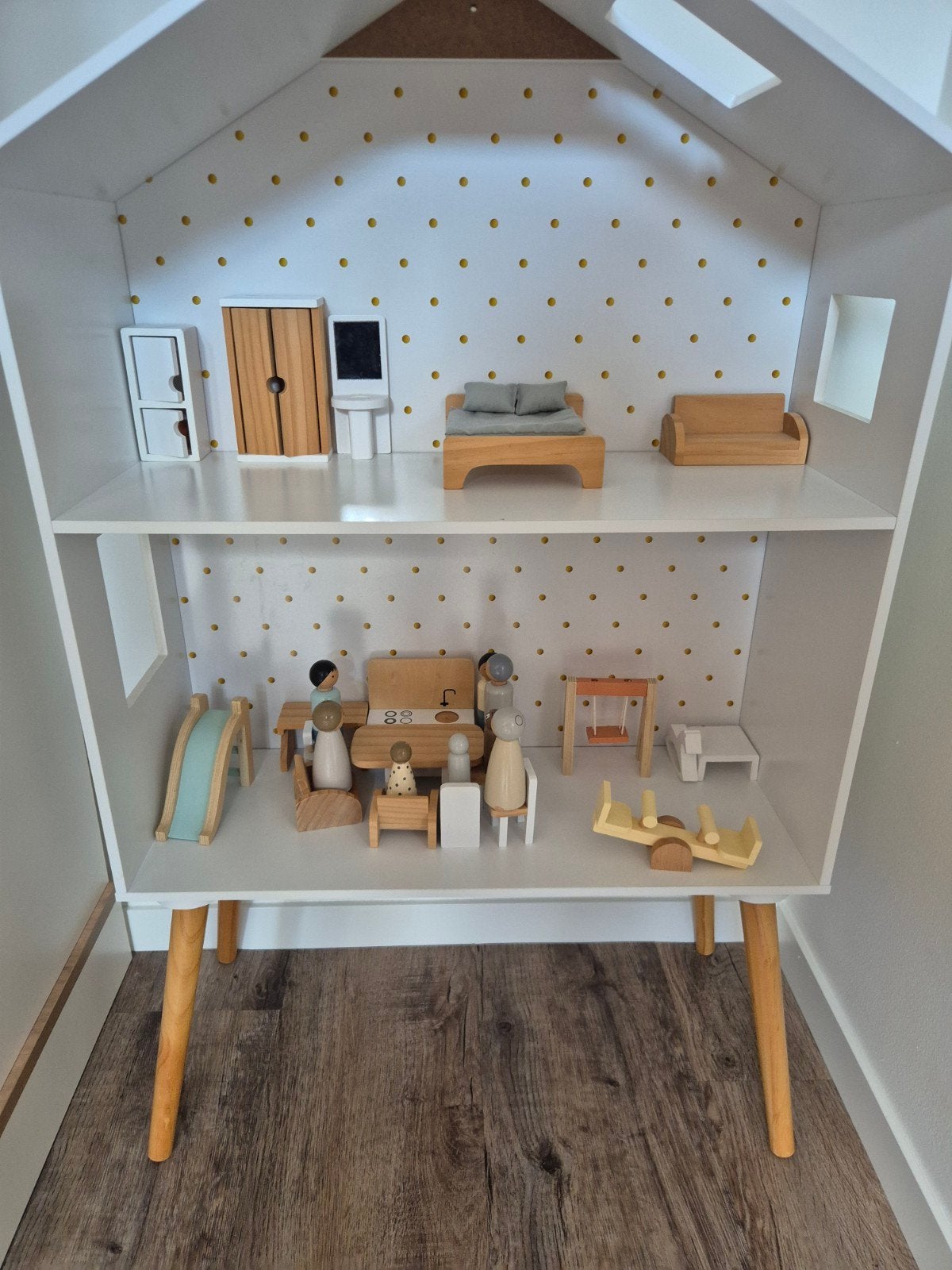 Prachtig houten poppenhuis met meubels, Ophalen, Zo goed als nieuw, Poppenhuis