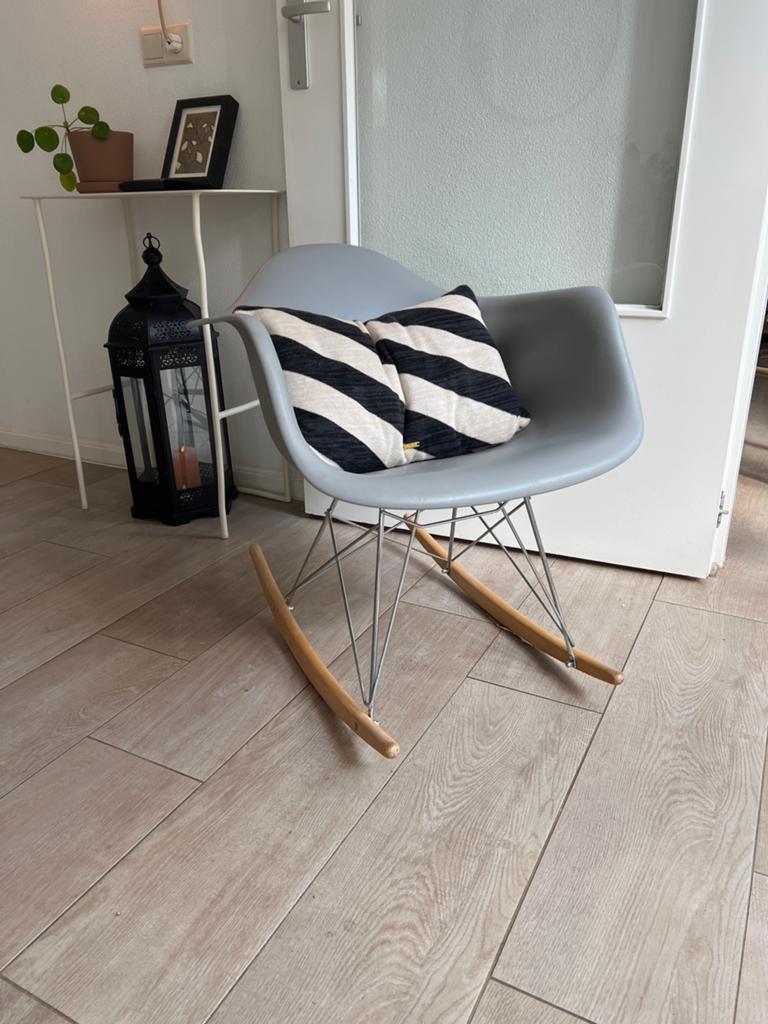 Grijze schommelstoel met metalen onderstel, Huis en Inrichting, Stoelen, Ophalen, Kunststof, Gebruikt, Eén