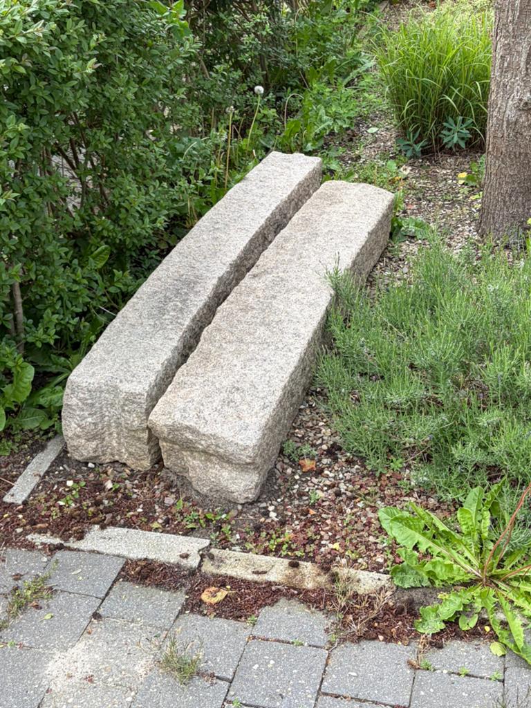 Twee granieten bielzen, Tuin en Terras, Ophalen, Gebruikt, Biels, Natuursteen