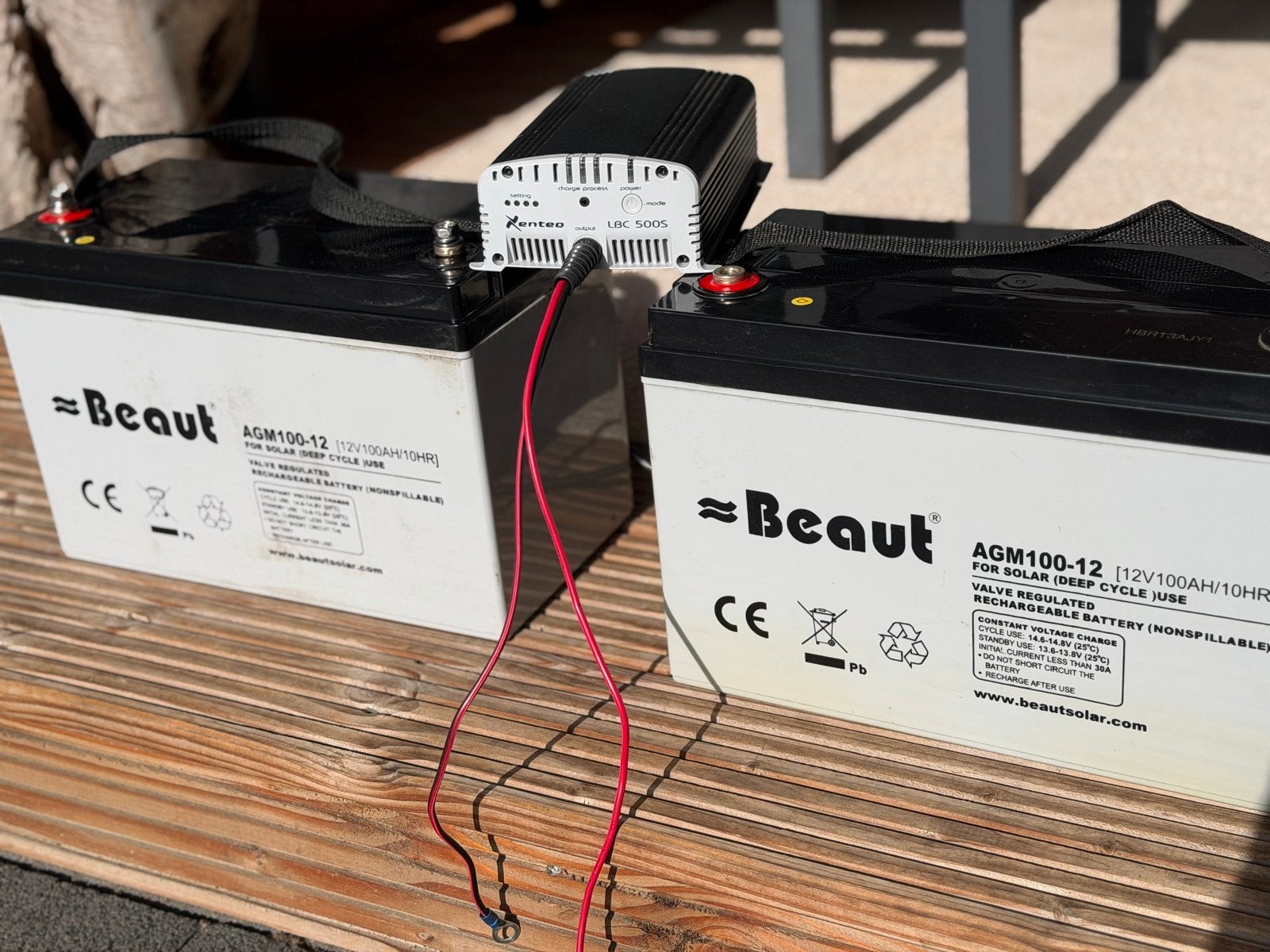 Beaut Solar AGM100-12 Accu's met Xenteq LBC 500S Lader, Ophalen, Zo goed als nieuw