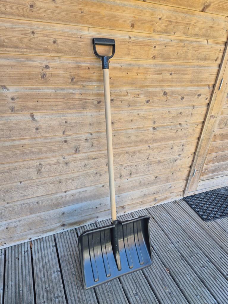 Stevige sneeuwschuiver met houten steel, Ophalen, Gebruikt