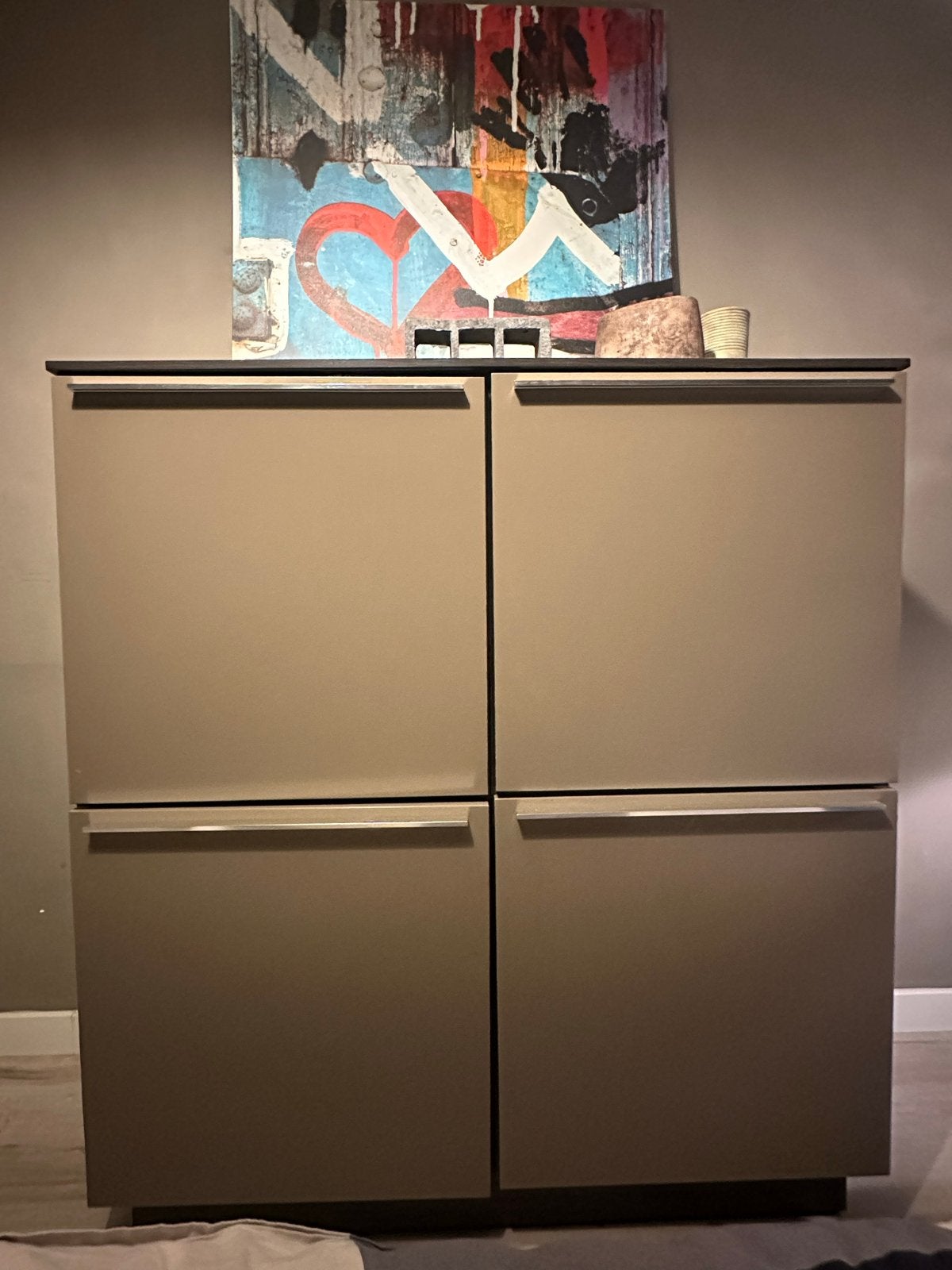 Elegante taupe buffetkast met glazen platen H133 B120 D43, Ophalen, Gebruikt, 100 tot 150 cm, Glas