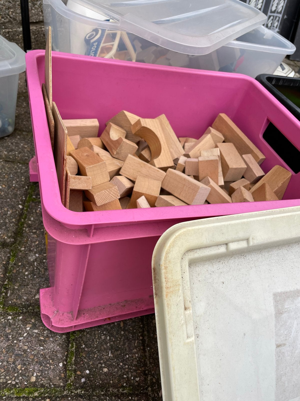 Houten bouwblokken in roze bak, Kinderen en Baby's, Speelgoed | Houten speelgoed, Ophalen, Gebruikt, Overige typen