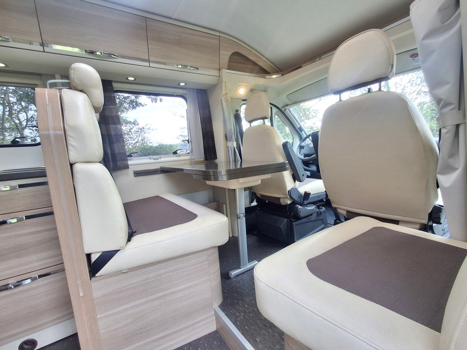 Foto 9 van " ADRIA CORAL S 670 SL -2013 - 65000 KM - APARTE BEDDEN'"