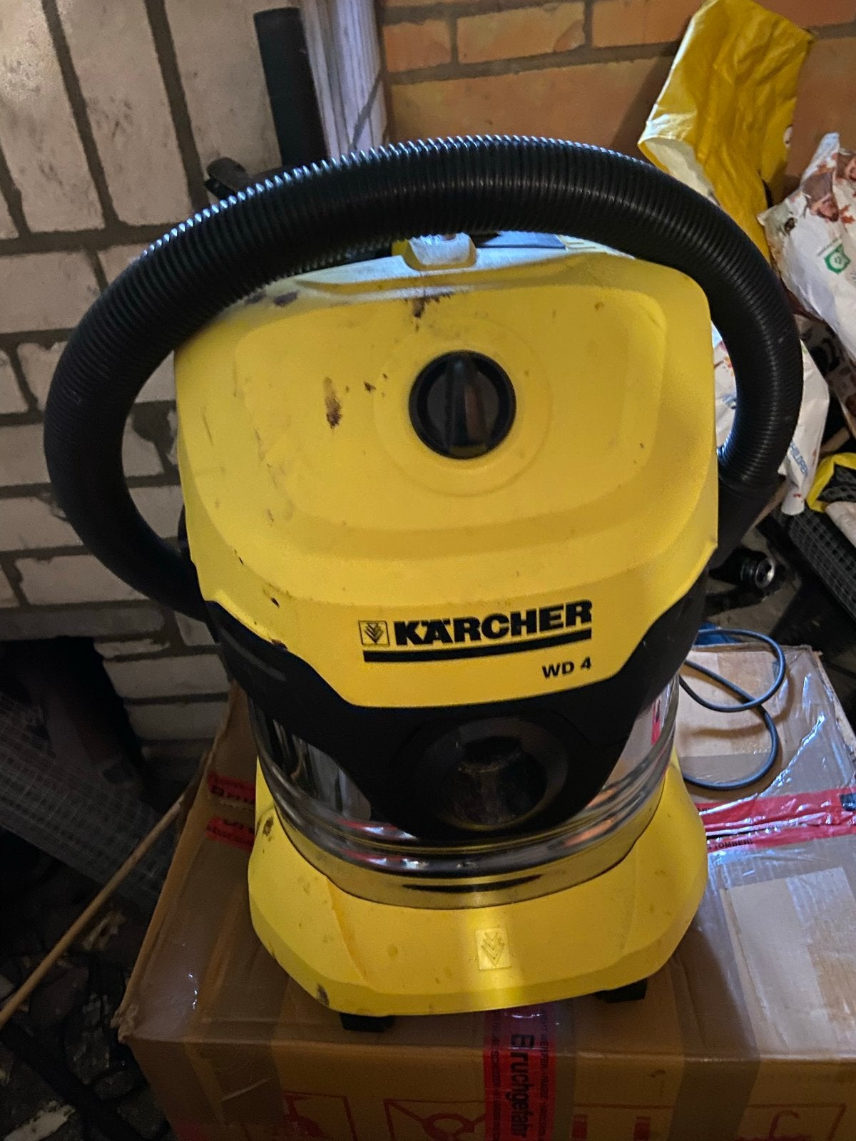 Kärcher WD 4 Premium Nat-/Droogzuiger - 1000W, Witgoed en Apparatuur, Ophalen, Inclusief accessoires, Gebruikt, Waterstofzuiger