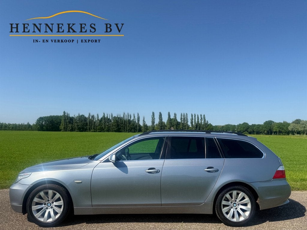 BMW 5-serie Touring 525i smg Xenon Navi, Auto's, BMW, Achterwielaandrijving, Zwart, Leder en Stof, 10 km/l