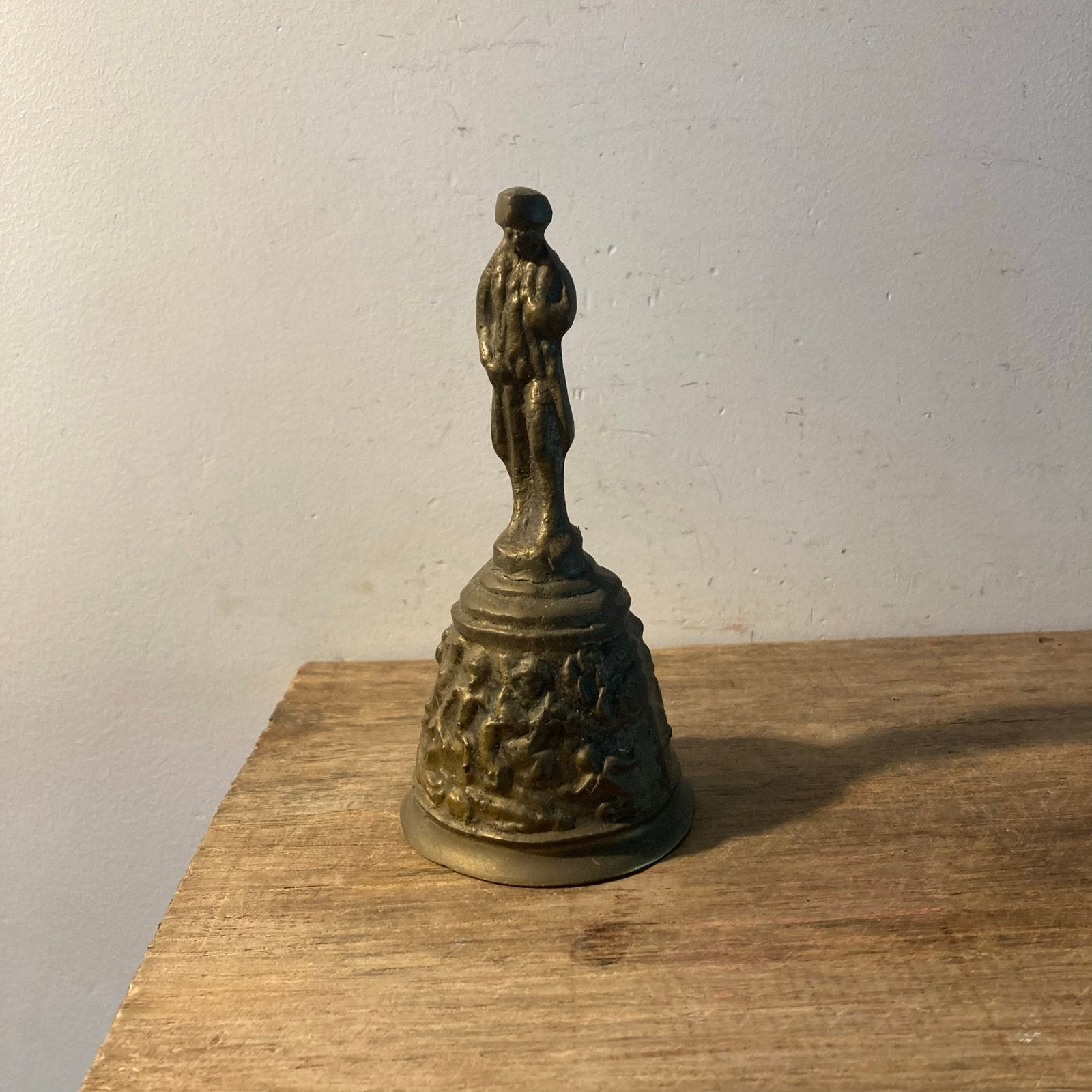 Oude Bronzen Handbel met Religieus Thema, Ophalen of Verzenden