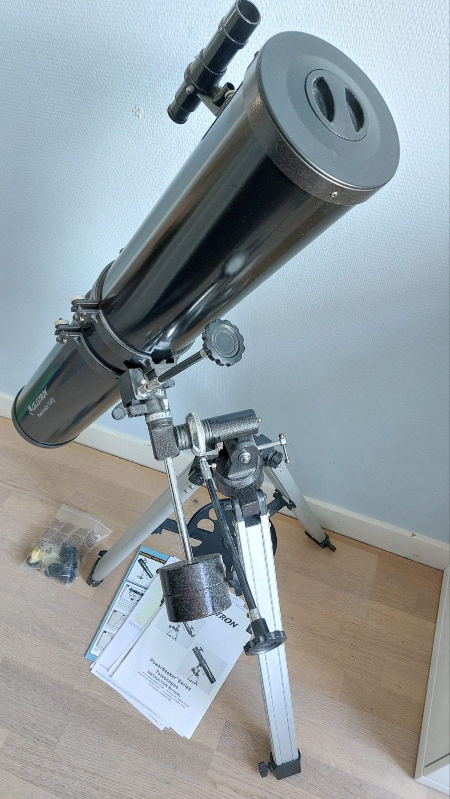 Celestron PowerSeeker 114EQ Telescoop met Statief, Ophalen, 80 tot 200 mm, Met statief, Spiegeltelescoop (reflector)