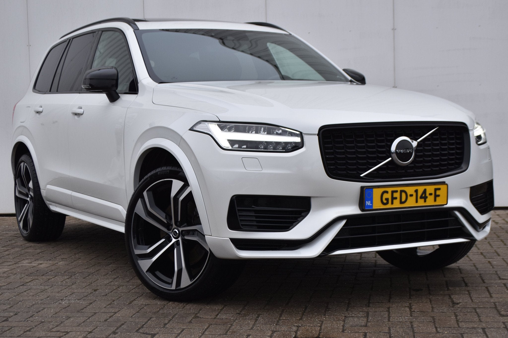 Volvo XC90 2.0 T8 Recharge AWD R-Design, 12 maanden, Gebruikt, 7 stoelen, Wit