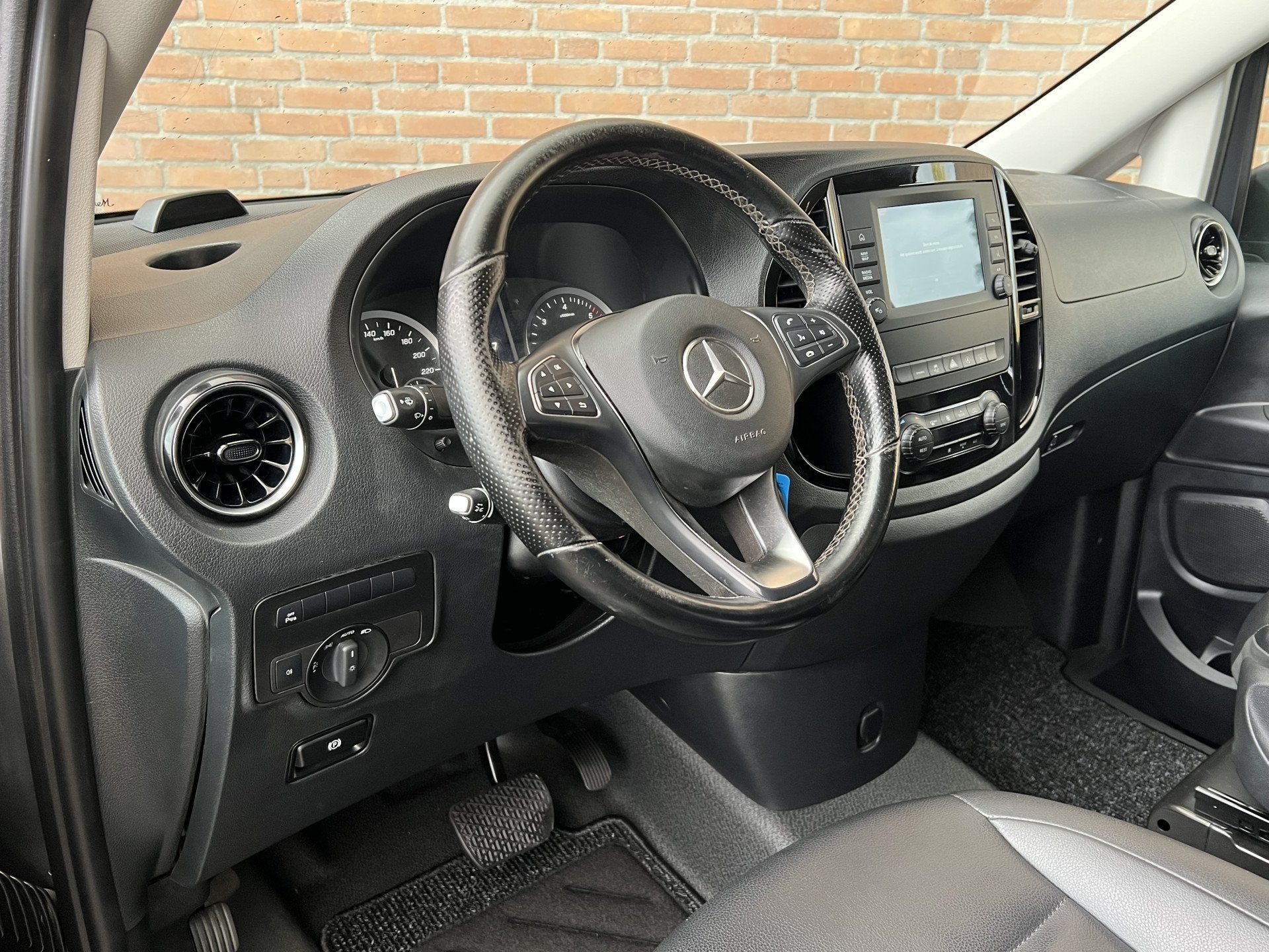 Mercedes-Benz Vito 119CDI 190PK 9G-Tronic / Carplay / Distro, Achterwielaandrijving, Gebruikt, Met garantie (alle), 2500 kg