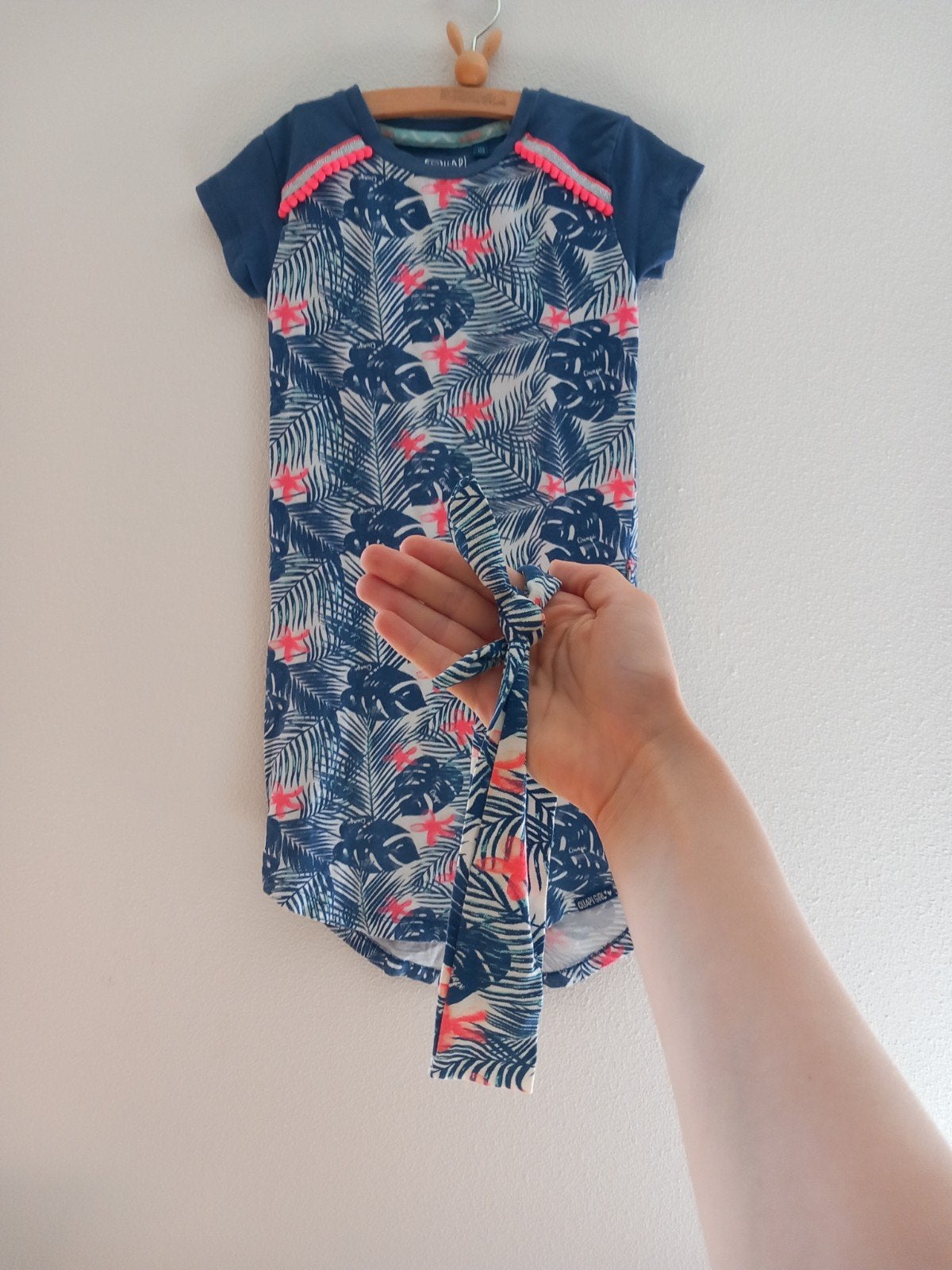 Jurk hawaii bloemen met haarband - Quapi Girl 122-128 cm, Ophalen of Verzenden, Meisje, Jurk of Rok