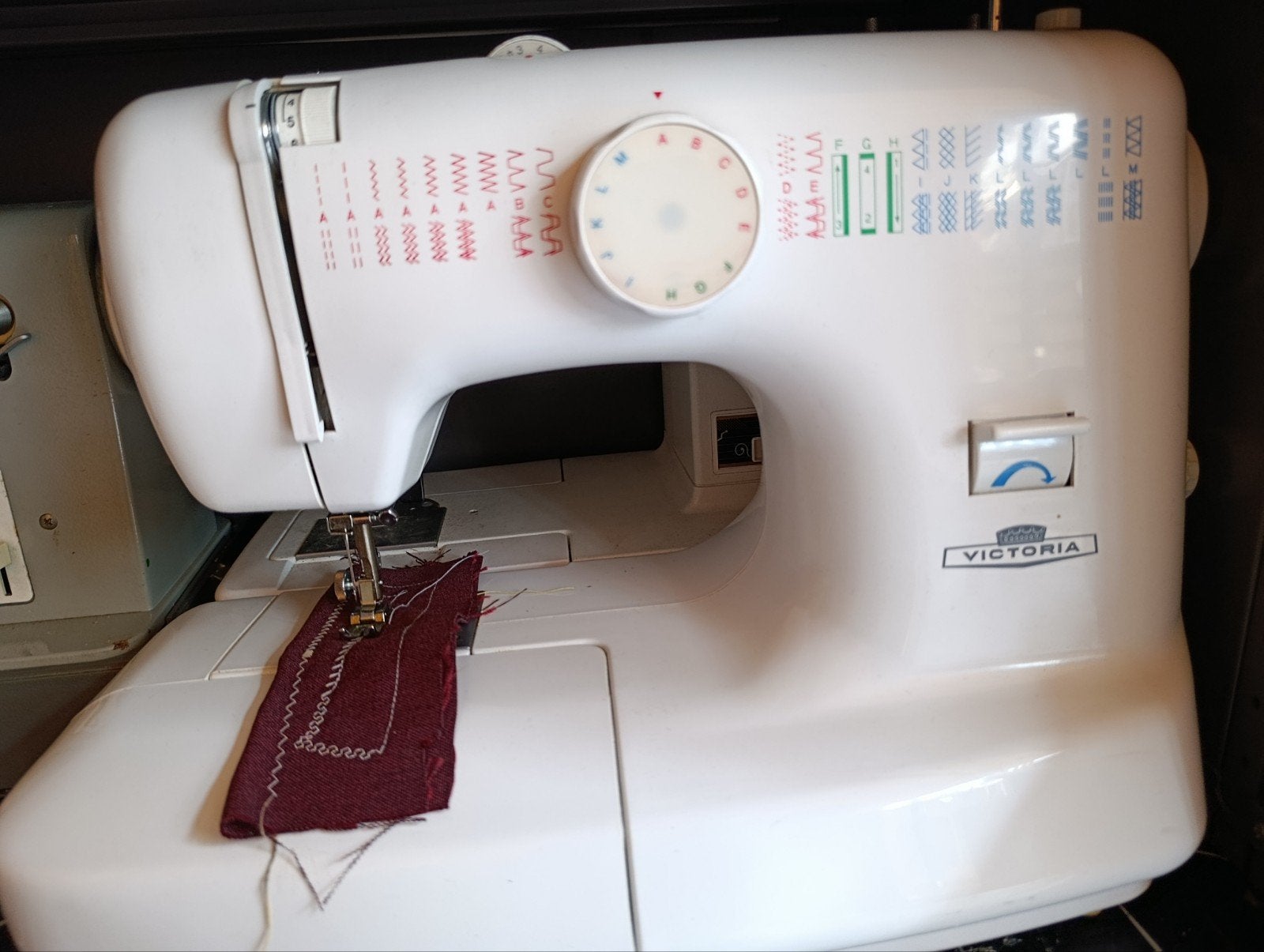 Victoria Naaimachine - Zo goed als nieuw, Hobby en Vrije tijd, Naaimachines en Toebehoren, Ophalen of Verzenden, Zo goed als nieuw