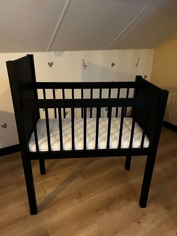 Zwart houten wiegje met koudschuim matras, Ophalen, Zo goed als nieuw, Wieg