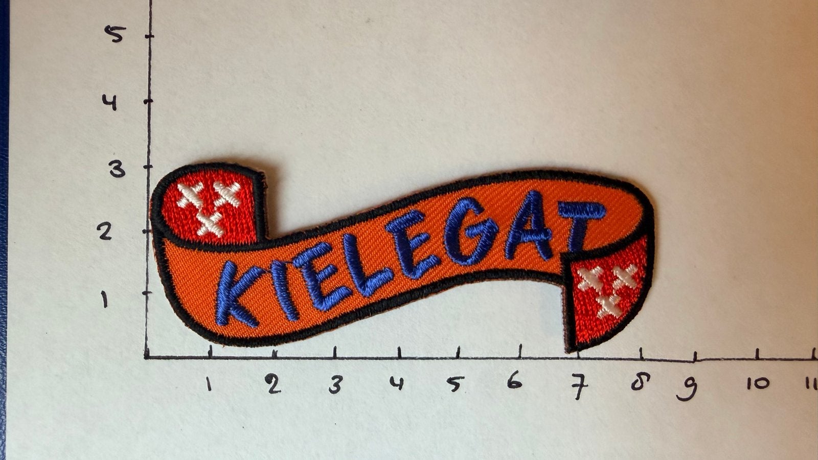 Geborduurd strijkembleem 'Kielegat' - Carnaval, Ophalen of Verzenden, Nieuw, Overige applicaties